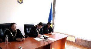 Український суд видворяє з країни грузина.