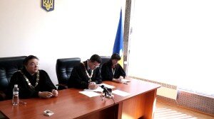 Український суд видворяє з країни грузина.